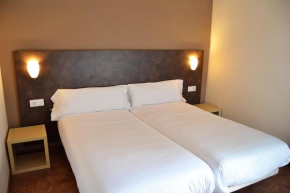  Hostal Restaurante Los Mellizos  Гварроман